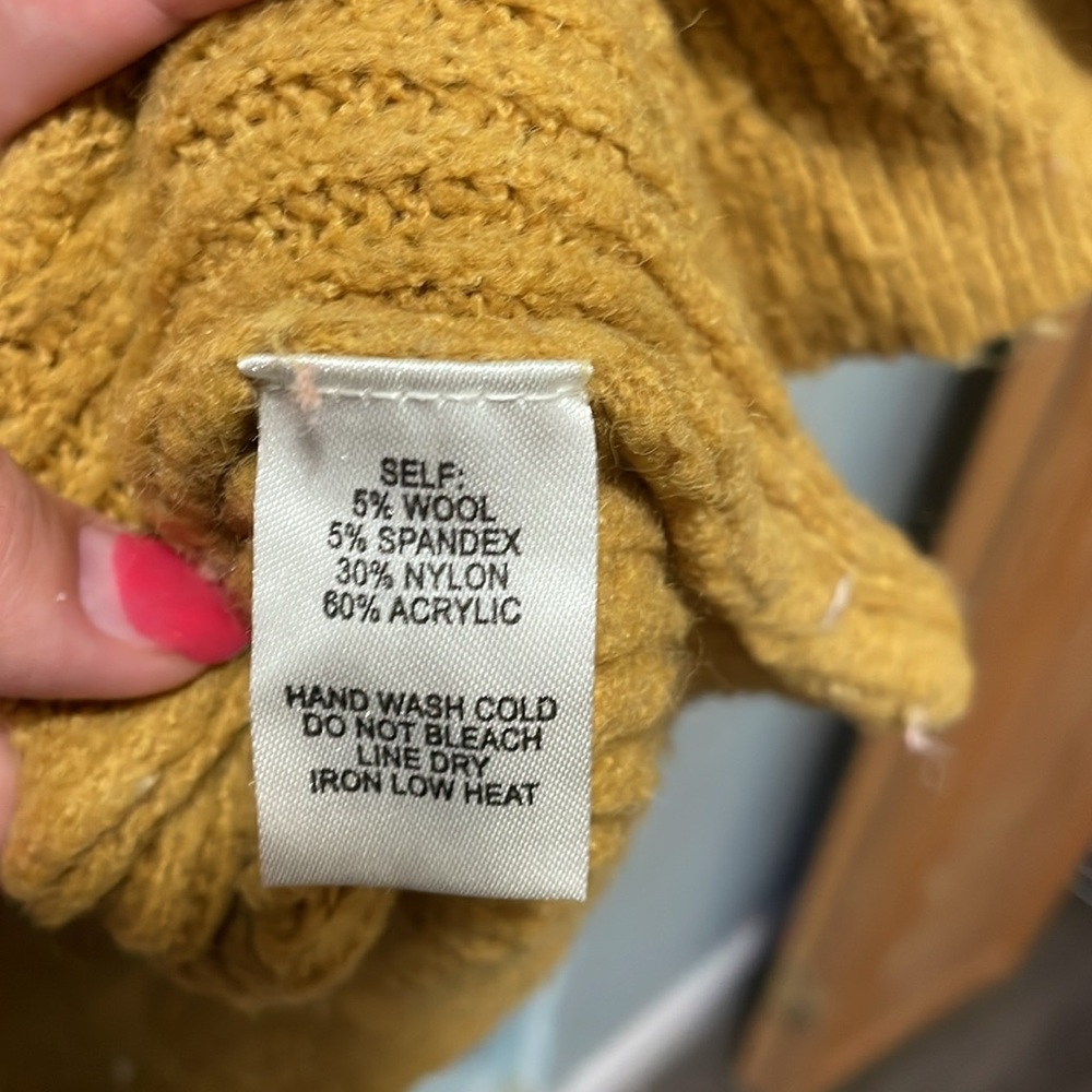 Lulu’s sweater - Picture 5 of 7